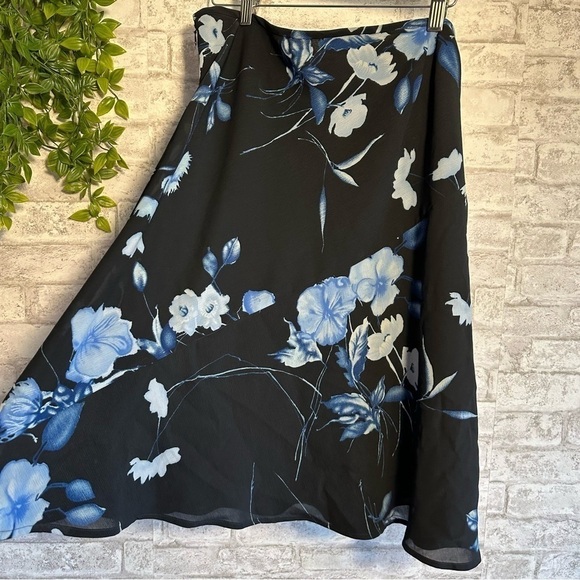 Nine & Company Black and Blue floral silk like‎ skirt size 16 - Picture 3 of 7